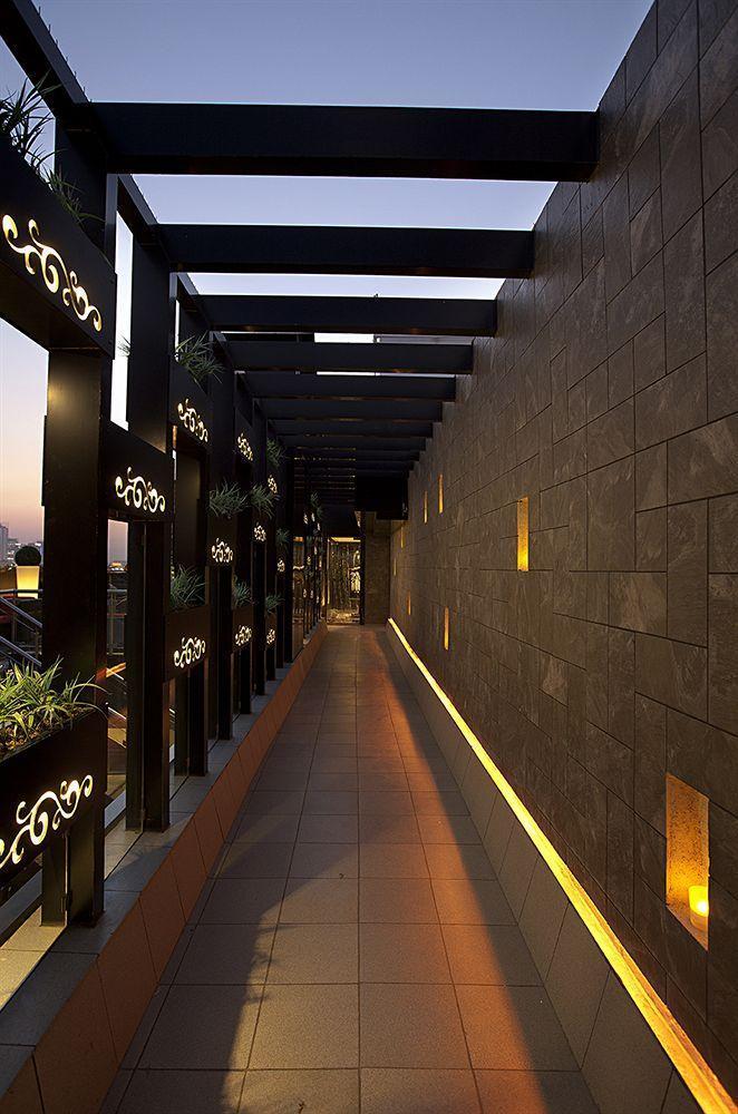 Yogi Executive, Hotel
